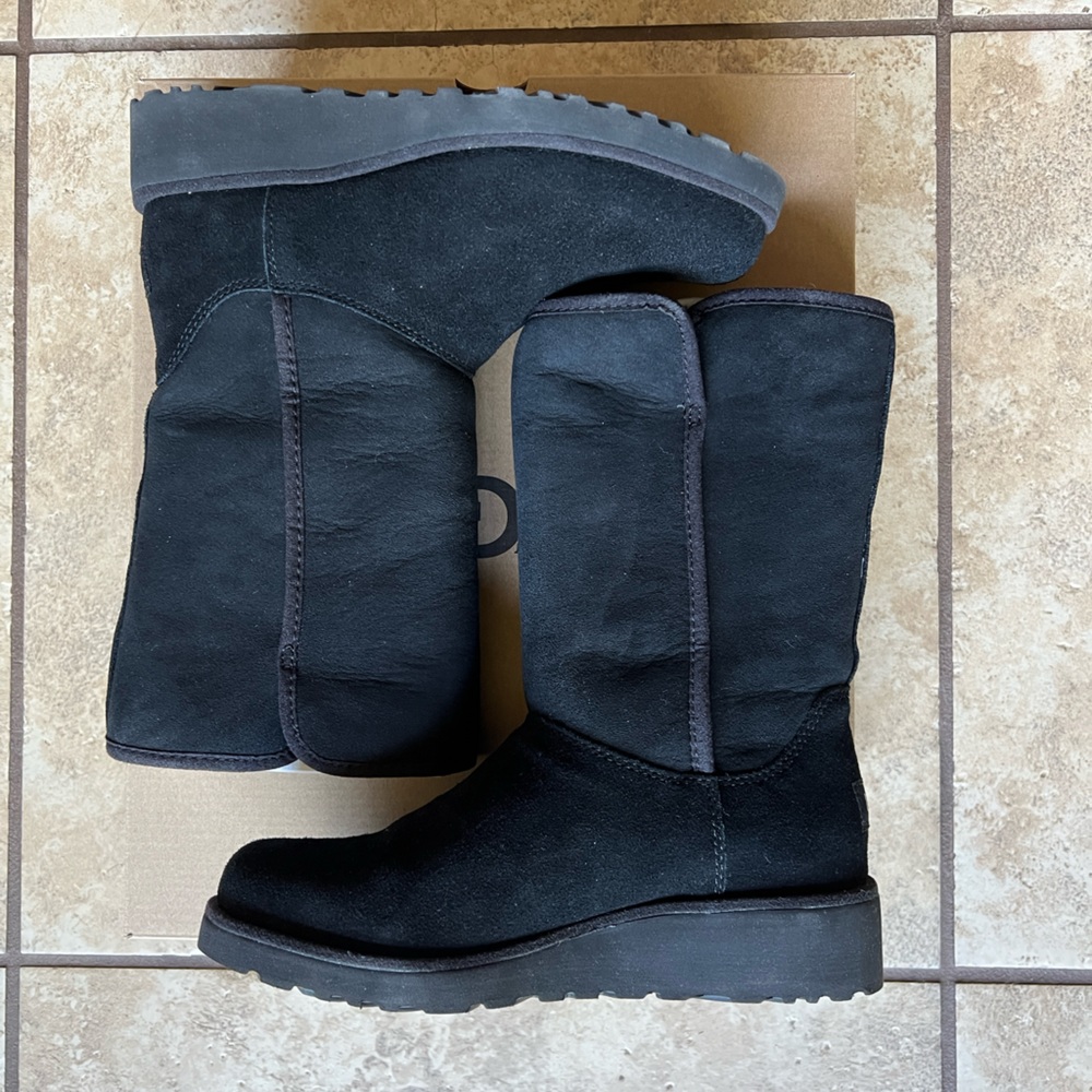 UGG Amie Slim Wedge Sheepskin Boots in Black 🖤🖤